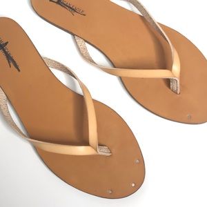 AEO Leather Flip Flop Sandals 8 Tan Thin Strap